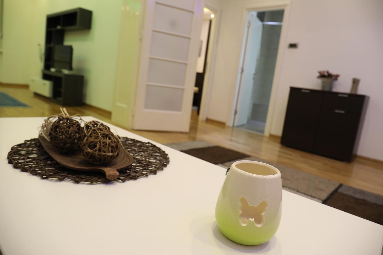 De Luxe Republic Square Of 100sqm Apartment Belgrad